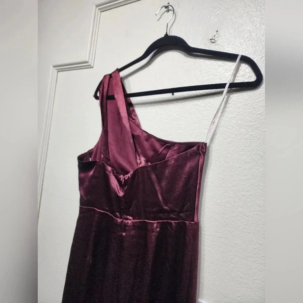 Lulu's On the Guest List Burgundy Satin One-Shoulder Maxi Dress M Wedding Party - Picture 12 of 13